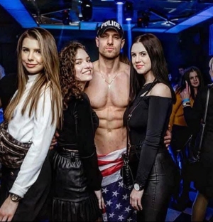 Pokaz striptizu męskiego w klubie w Poznaniu